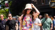 Anne Hathaway: Komplett verhüllt am Strand – UV-Schutz-Expertin