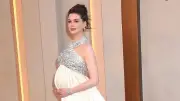 Anne Hathaway mit 43 Jahren überraschend schwanger mit drittem Kind