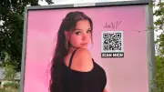 Anne Wünsche plakatiert sich im Dorf ihres Ex-Partners