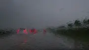 Aquaplaning auf A65: Frau bei Unfall mit Lkw verletzt