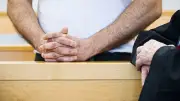 Arzt in Hannover wehrt sich unter Tränen gegen Mordvorwürfe