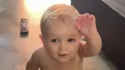 Baby beruhigt sich nur bei Musik von Megastar – süßer Clip begeistert