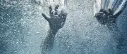 Badeunfall: Arzt erklärt Risiken beim Sprung ins kalte Wasser