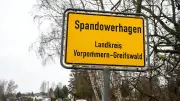 Bagger stürzt bei Renaturierung ins Wasser – Fahrer verletzt