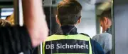 Bahn-Sicherheitsmann nach Streit mit Fahrgast aus fahrendem Zug gestürzt