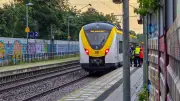 Bahn-Wachmann bei 120 km/h aus Zug gestoßen: Kämpft ums Überleben