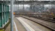 Bahnmitarbeiter bei Ticketkontrolle aus fahrendem Zug gestürzt