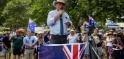 Barnaby Joyce schreit Hund im TV-Interview an: „Sit down!“
