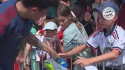 Bayern-Star Minjae Kim verschenkt seine Schuhe an kleinen Fan