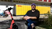 Berlin: E-Scooter-Rüpel schlägt und bespuckt Opfer – Umstehende schauen zu