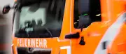 Berliner Feuerwehr rettet eingeklemmten Arbeiter nach Bauaufzug-Unfall