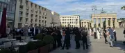 Berliner Hotel Adlon nach technischem Defekt geräumt – Gäste in Schlafanzügen