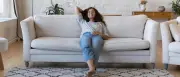 Bewegungslos sitzen: So wird das Sofa nicht zum Krebsrisiko