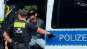 BMW-Raser (18) verletzt drei Polizisten in Berlin-Gesundbrunnen