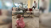 Boris Beckers Tochter Zoë hält mit 8 Monaten Tennisschläger