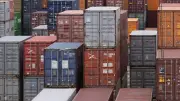 Brand in Veitsbronn: Zwei Container mit Autoreifen in Flammen