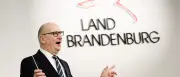 Brandenburgs Regierungschef Woidke singt als Oldie-Sänger bei Geburtstag