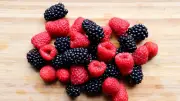 Brombeeren vs. Himbeeren: Welche Beere ist gesünder?
