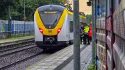 Brutale Attacke bei Ticketkontrolle: Bahnmitarbeiter stürzt aus Zug - Lebensgefahr