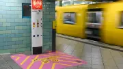 BVG testet bunte Notrufsäulen: Pilotprojekt „Pink*Zone“ in Berlin
