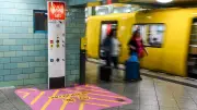 BVG testet „Pink*Zones“ für mehr Sichtbarkeit an Notrufsäulen