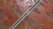 Chinas Xiangride-Fluss färbt sich jedes Jahr im Sommer blutrot