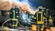 Crash beim Überholen: Zwei Menschen verbrennen in Elektroauto auf L1165