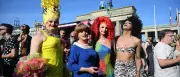 CSD Berlin 2026: Drag March erreicht Brandenburger Tor – Ikkimel tritt auf