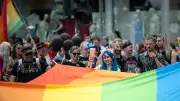 CSD-Parade in Frankfurt: Tausende feiern trotz queerfeindlicher Angriffe