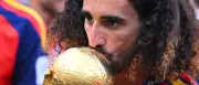 Cucurella hält Versprechen: Tattoo mit Trainer und WM-Pokal verewigt