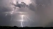Darf man bei Gewitter duschen? VDE gibt Entwarnung mit Einschränkungen