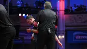 Darts-Profi Menzies bricht bei World Matchplay zusammen