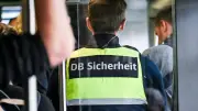 DB-Mitarbeiter nach Sturz aus fahrendem Zug in Lebensgefahr