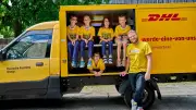 DHL erklärt Kindern bei FEZitty den Beruf des Paketzustellers
