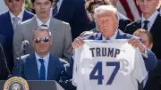 Dodgers-Besuch bei Trump: Fans wüten nach tödlichen ICE-Razzien