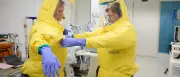 Ebola-Versorgung in Deutschland: 50 Fachleute pro Patient nötig