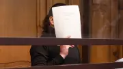 Einbrecher räumt Bank aus, während er vor Gericht steht