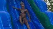 Eisschnelllauf-Star Jutta Leerdam genießt Sommer auf XXL-Wasserrutsche