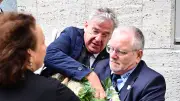 Eklat bei Gedenkfeier: Bonhoeffer-Nachfahre zerstört AfD-Kranz im Bendlerblock