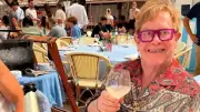 Elton John feiert 36 Jahre Nüchternheit mit alkoholfreiem Sekt