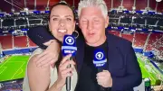 Emotionaler Abschied: Schweinsteiger und Sedlaczek umarmen sich live