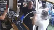 Englische Fans feiern Kane-Tor mit witziger Bierdusche
