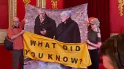 Epstein-Skandal: Aktivisten protestieren mit Andrew-Banner im Buckingham-Palast