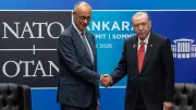Erdogan schenkt Kanzler Merz Revolver beim NATO-Gipfel