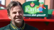 Erneuter Brand bei Karls Erdbeerhof: Verkaufsstand in Rövershagen zerstört