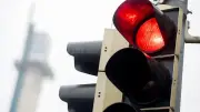 Fahrverbot bei Rotlichtverstoß trotz Spurwechsel: Urteil aus Bayern