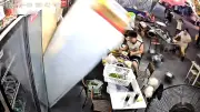 Fast-Unfall in China: Kühlschränke krachen auf verlassenen Stuhl