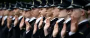 Feierliches Gelöbnis: 400 Azubis starten bei Berliner Feuerwehr