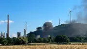 Feuer auf Raffinerie-Gelände in Gelsenkirchen: Schwarze Rauchwolke über Scholven