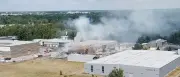 Feuer zerstört Halle mit Papphülsen in Oranienburg – Millionenschaden